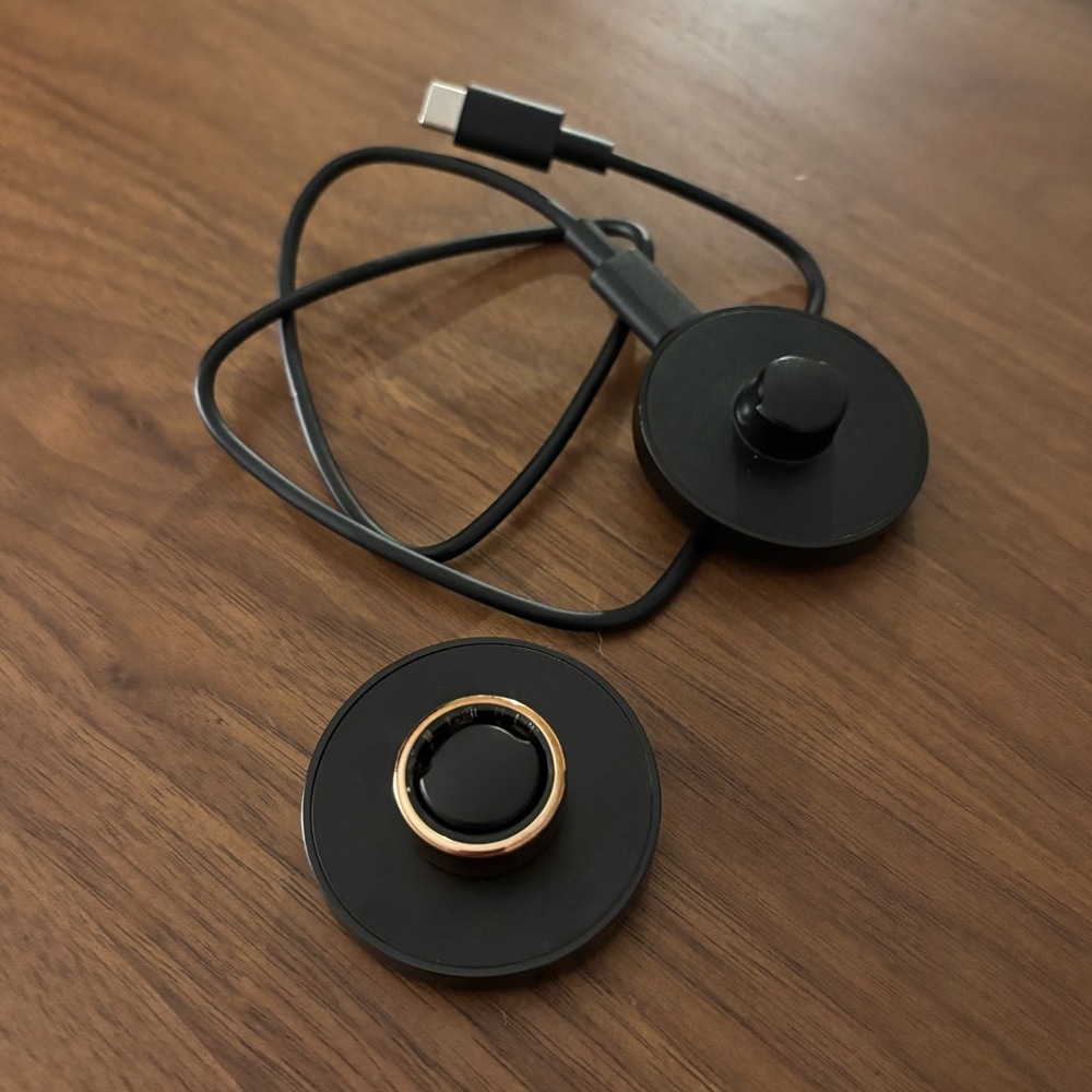 Rose Gold Size 6 Oura Ring with 2 charging bases